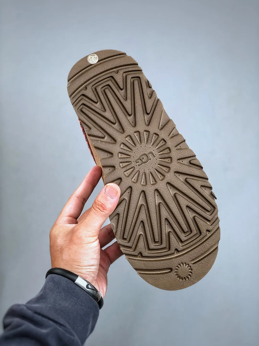 Local self-pickup💰560 supports store placement. The top version on the market. UGG Tazz ethnic style thick-soled women's model. Xiaohongshu's hot model. Produced by a major foreign trade factory in Guangzhou. From toe to insole, genuine sheep fur. Independent outer box packaging. Chip. With waterproof technology. Differentiating from any version on the market. 5cm thick sole. Independently developed original outsole. Cashmere insole. Keep warm when going out in winter. It is a very suitable choice for home use. In the new year, uug has launched a style series, which is partially biased towards the preferences of young consumers. It has also moved to the forefront of fashion trends. Shoe body material. Water-repellent coated suede upper. 17mm UGGPURE™ implanted wool insole. Lightweight non-slip and comfortable rubber outsole. With brand LOGO. With full packaging. Size: 35-40